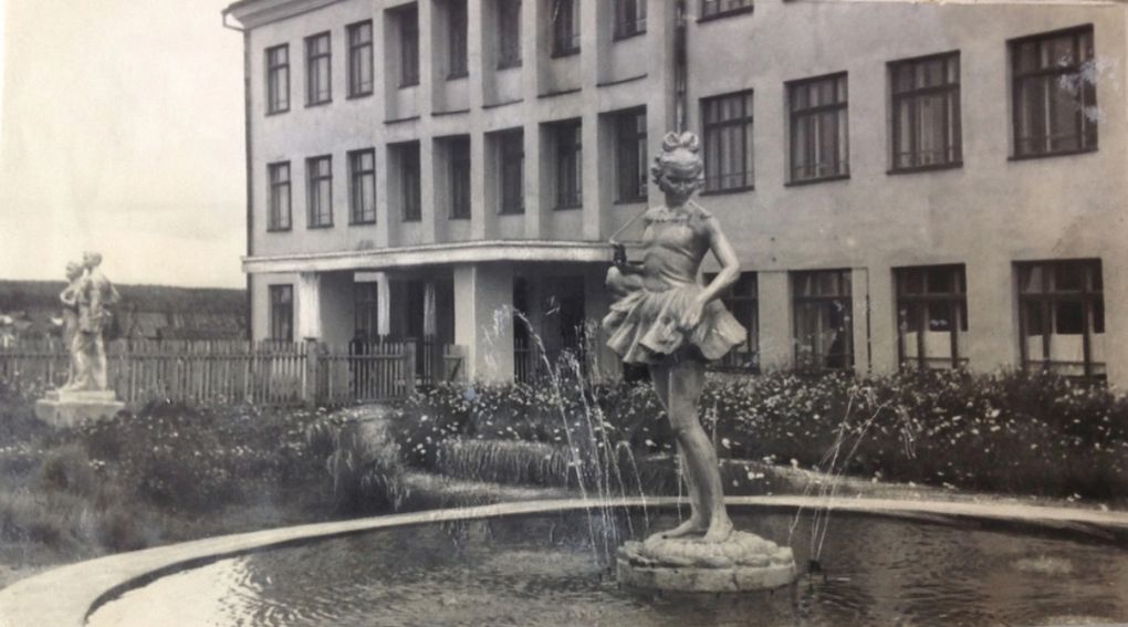 Фонтан со скульптурой Дюймовочки у 9 школы . Фото: начало 1970-х гг., альбом "Можга".