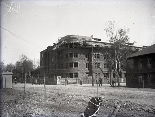 Дом Горместхоза - Красноармейская 164. 1934 год. На улице Красноармейской - булыжная мостовая. Ижевск.