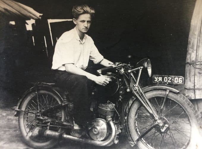 Мотоциклист. Ижевск, начало 40-х г.
