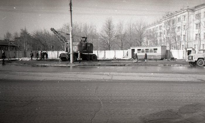 Весна 1978 г. Ижевск. Начало работ по строительству подземного перехода. 2 корпус Удмуртского государственного университета. Фонды УРМ.