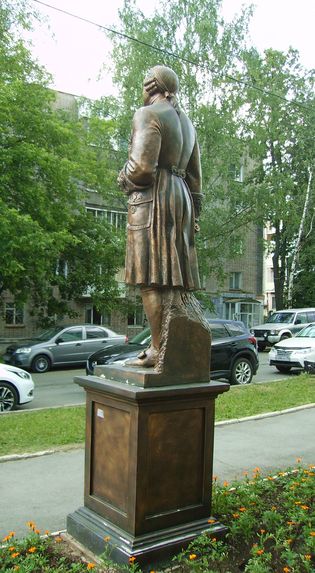 Памятник Михаилу Ломоносову в Ижевске.