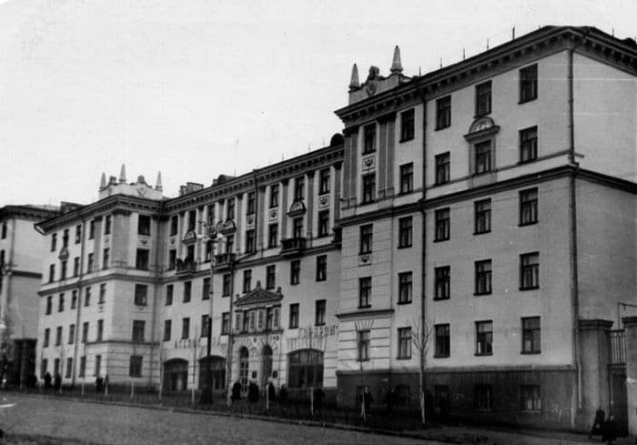 Ателье на улице Пушкинской д.196 сталинка. Чуть ниже школы №30 на против ДИНАМО. 1956 г. Ижевск