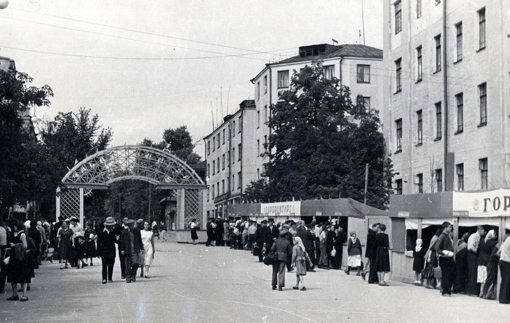 На улице Красной проходили традиционные ярмарки. 1950-е годы. Справа дома: К.Маркса 177 и  Красная 156. Ижевск.