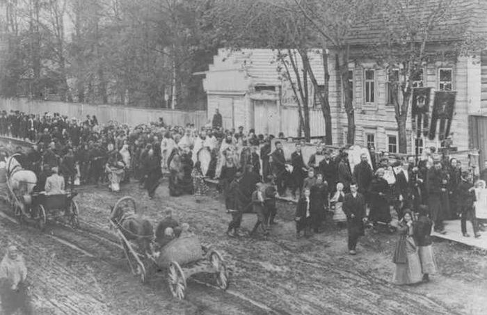 Фото: 1910-е гг., крестный ход старообрядцев по Троицкому переулку Ижевского завода, из архива С.Н. Селивановского.