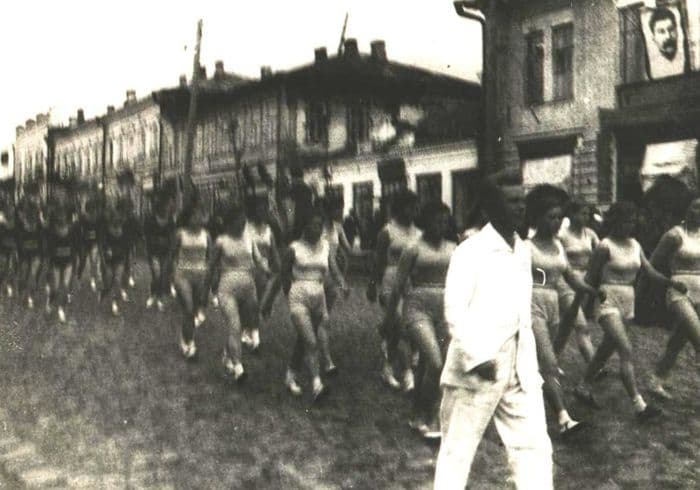Парад ко Дню молодёжи в 1939 году по улице Горького в Ижевске.