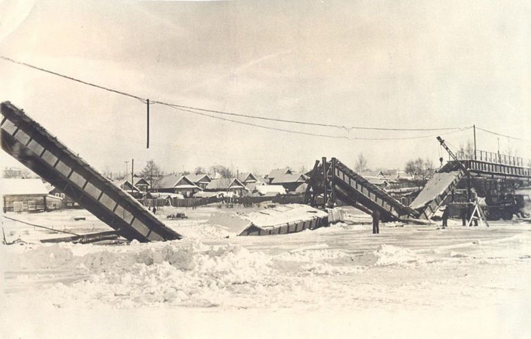 Рухнувший Березовский мост. Январь 1979 г. Воткинск.