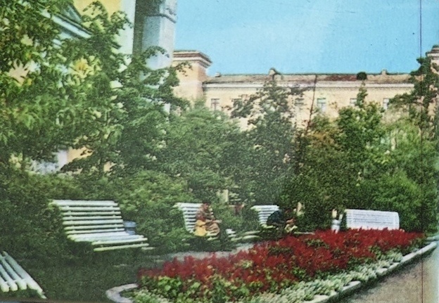 Сквер за кинотеатром "Дружба". Фотоальбом "Ижевск", 1976 год.