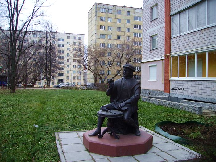 Памятник юристу по адресу ул. Шумайлова 20 Ижевск. Паблик-арт.