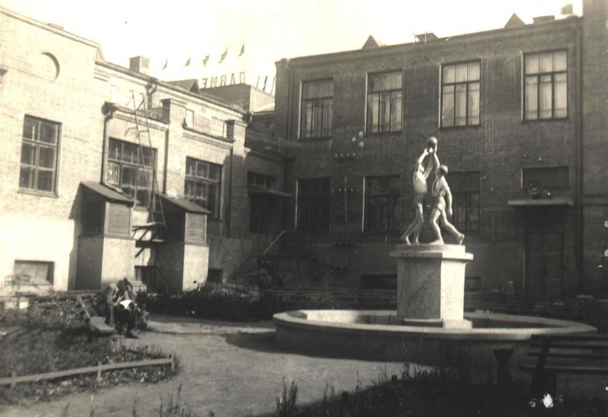 Внутренний двор КОРа, когда-то там был фонтан со скульптурой, стояли скамейки. Фото С.Н.Кошурников, 1937-38 год.