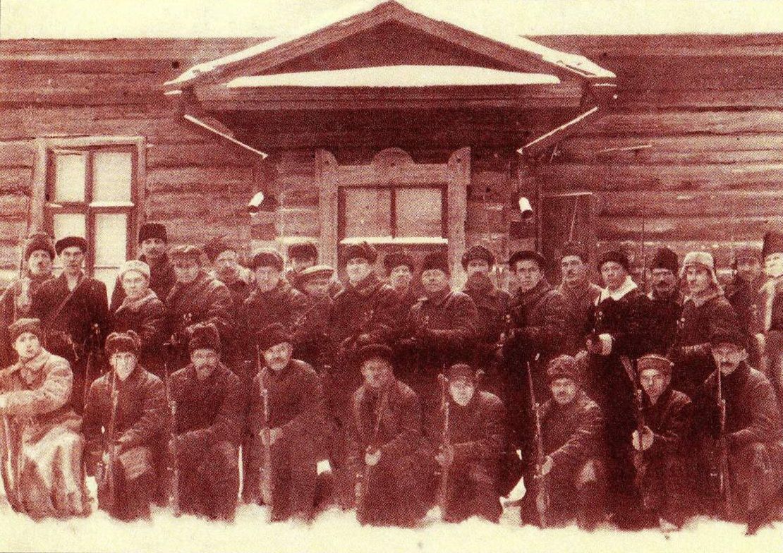 Там, где когда-то стояли казармы теперь площадь с фонтанами Игорь-Иванович Кобзев "Ижевские картинки". Фото 1917 года.