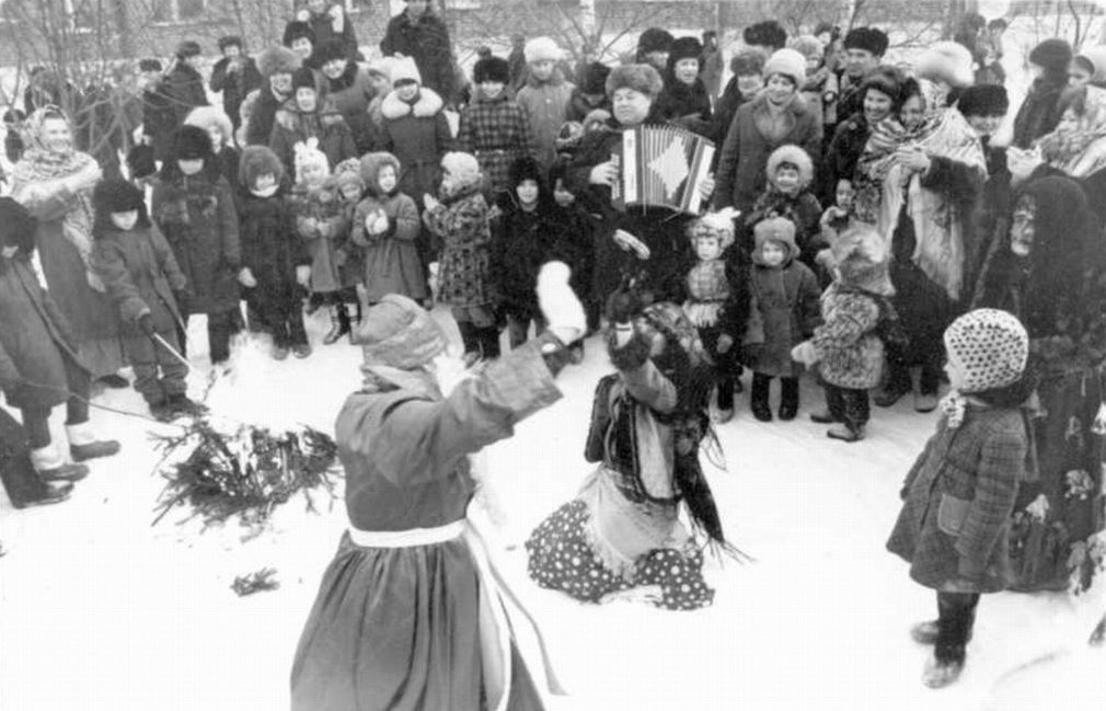 Праздник "Проводы зимы" во дворе дома №167 по ул.9-е Января г. Устинова, 1987 год.