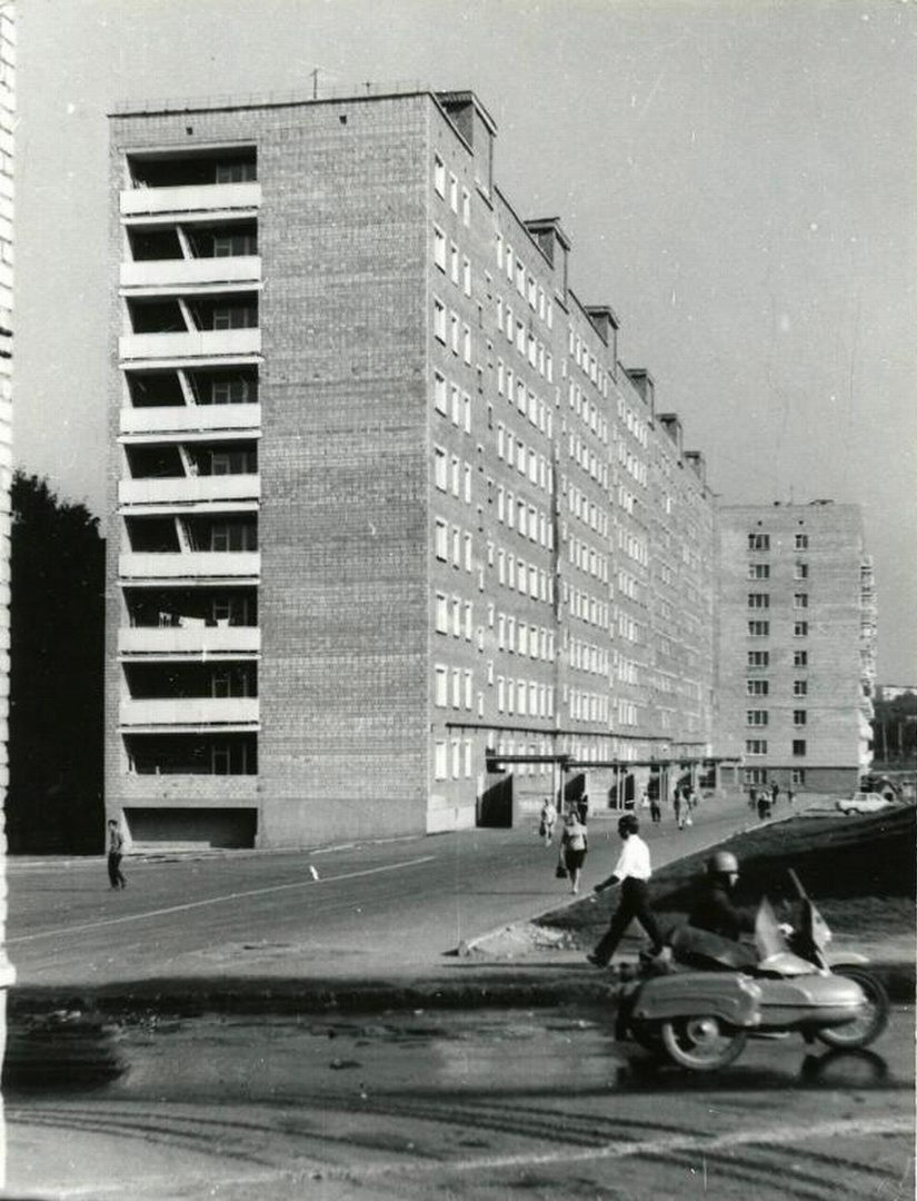 Вид со двора на дома № 162 и 164 по ул. М. Горького. Съемка от пер. Широкого, 1973 года. НМУР.