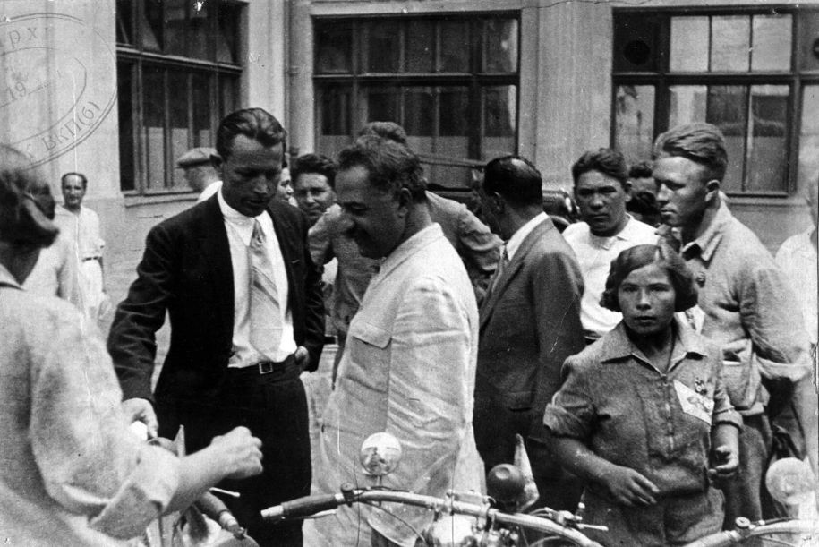 Нарком тяжелой промышленности СССР Орджоникидзе Г.К. осматривает мотоциклы, участвовавшие в пробеге. 2-й слева: директор Ижевского мотозавода Чекмарев И.И. 4 августа 1936 г.