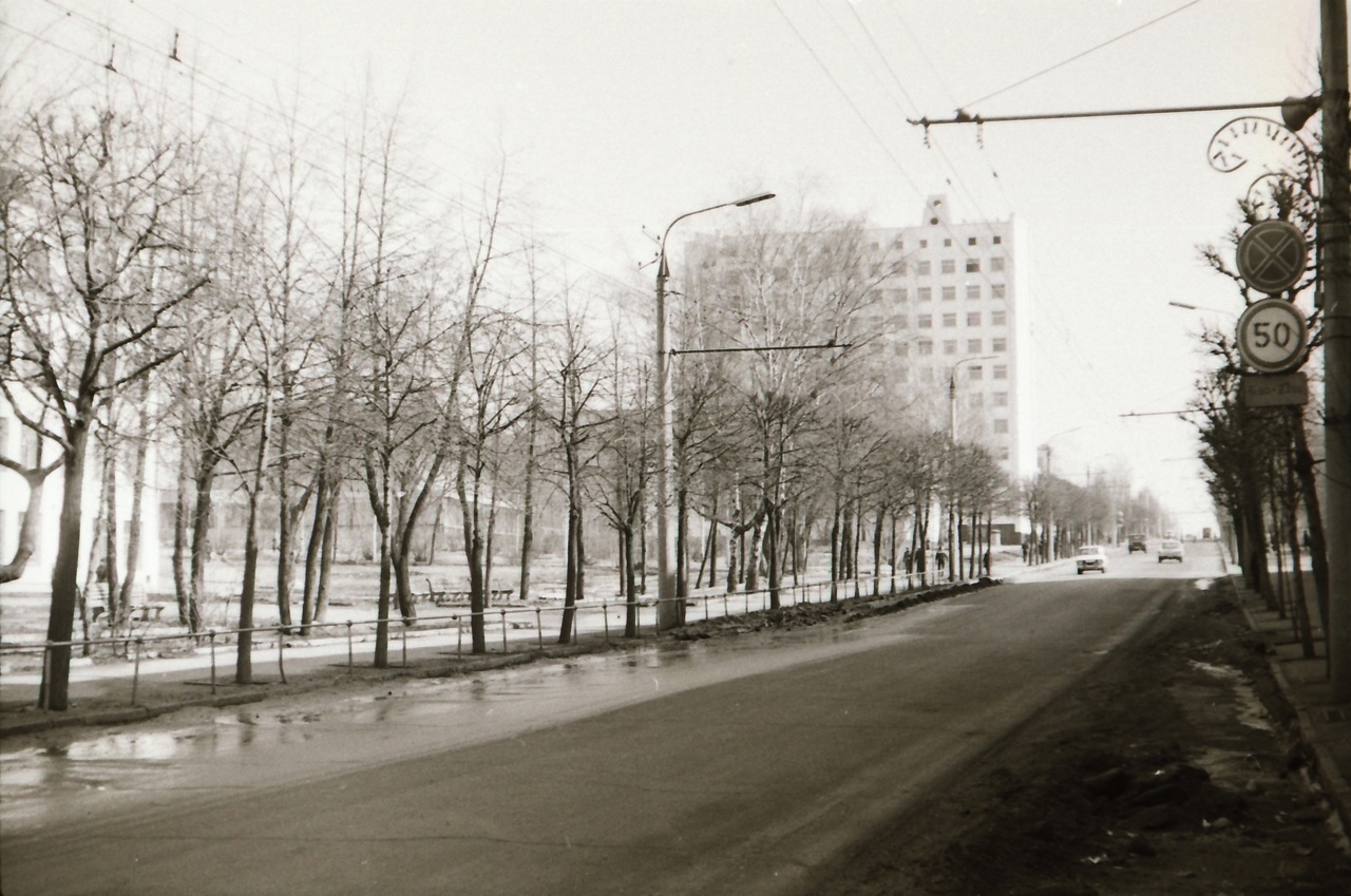 Советская 25 Главное управление военного строительного управления №4. Фото Марины Трофимовой. Май 1985 года.