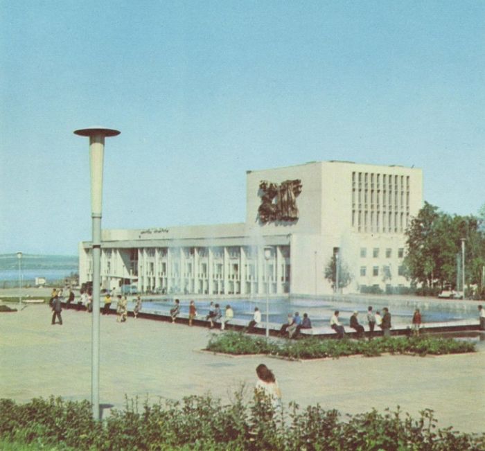Дворец культуры Металлург. Центральная площадь Ижевска. Альбом "Ижевск" 1981 год.