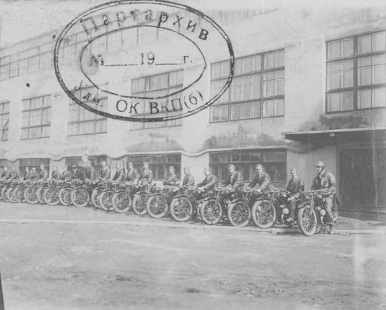 Первые мотоциклы производства Ижевского мотозавода фотография 1930 года. ГКУ ЦДНИ УР.