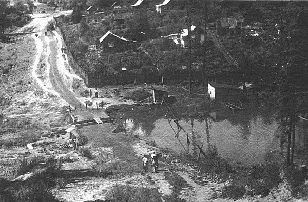 Лог на Холмах, от Талисмана в сторону г. металлургов, будущая ул. 50 лет ВЛКСМ. Слева был 2-й массив садоогорода "Металлург" справа 3-й массив. Из этого прудика подавалась вода для полива. Фото 70-х годов.