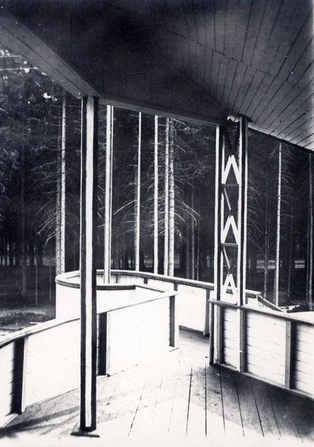 Фото деревянного павильона от архитектора Коробова в конце центральной аллеи Парка Кирова. Фото С.Н.Кошурникова, 1937 год. Ижевск.