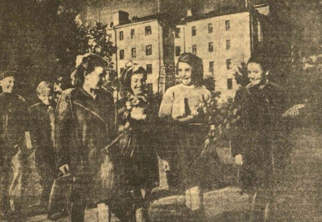 Начало 1945 учебного года в школах Ижевска. Ученики спешат на занятия. Фото: Н. Арбузов, 1 сентября 1945 года, из газеты "Удм. Правда", 2.09.