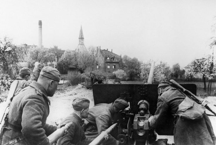 Советские артиллеристы ведут огонь из 57-мм противотанковой пушки ЗиС-2. Германия, 1945 год. Орудие ЗиС-2 изготавливались на Воткинском заводе.