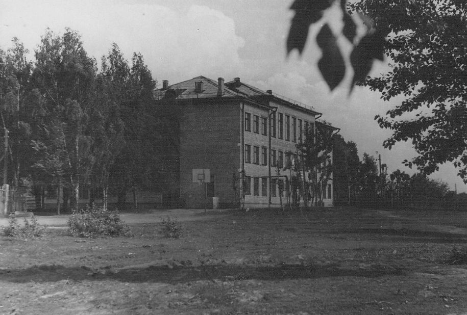 Ижевская школа №61. Школа по улице Клубной была открыта 1 сентября 1960 года.
