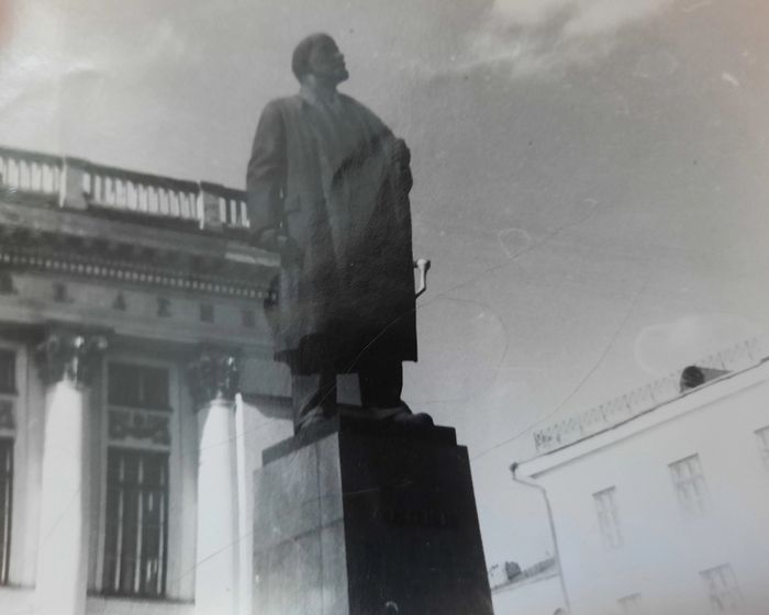 Библиотека Ленина и памятник Ленину. Ижевск.