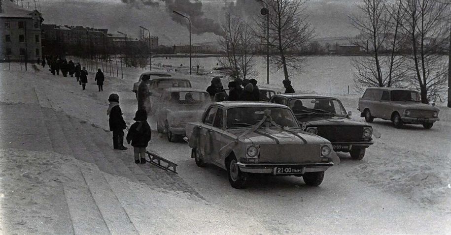 Свадьба. Воткинск, улица Мира. ДК "Юбилейный". Январь, 1975 год.