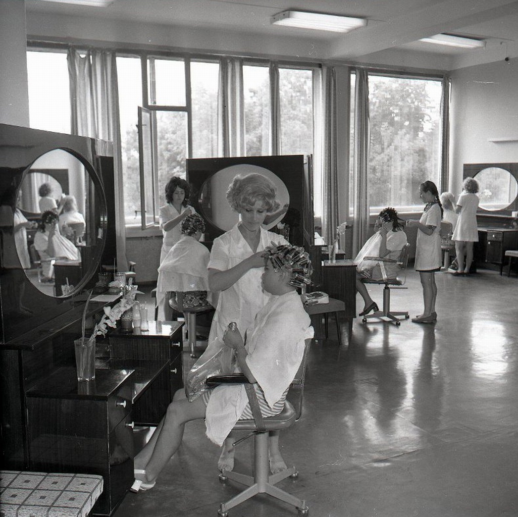 В дамском зале парикмахерской Дома быта. 1970-е годы. Фото В.Бобылева. Ижевск. В Центральном доме быта работала мастер Августа Уткина.