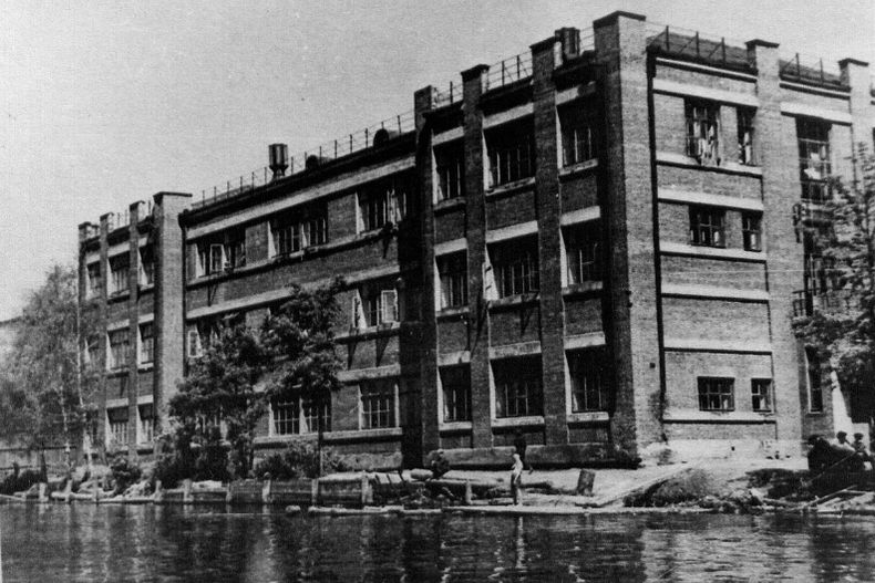 Здание заводского Mеханико-металлургического техникума, выстроенное в 1929 г. в формах конструктивизма, позднее достроено в Индустриальный техникум. Ижевск.