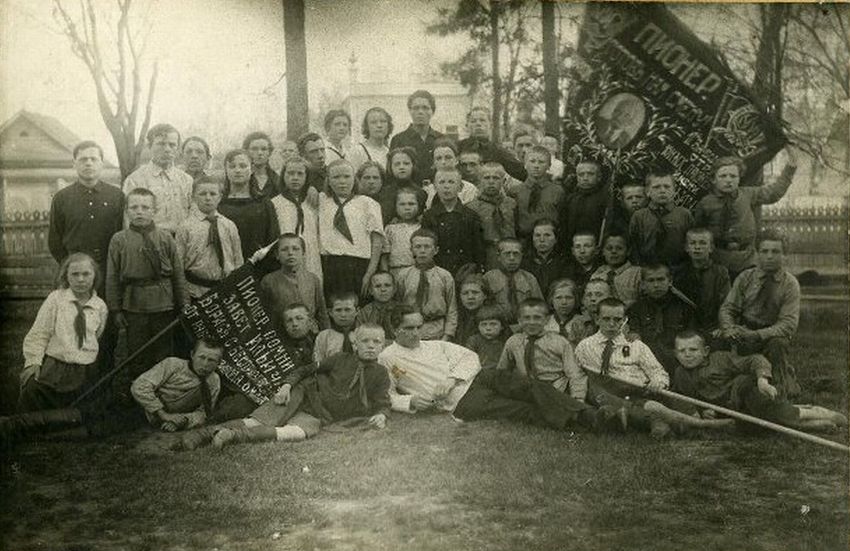 Первый городской отряд юных пионеров им. Ильича, организованный в г. Ижевске, 1923 год. НМУР.
