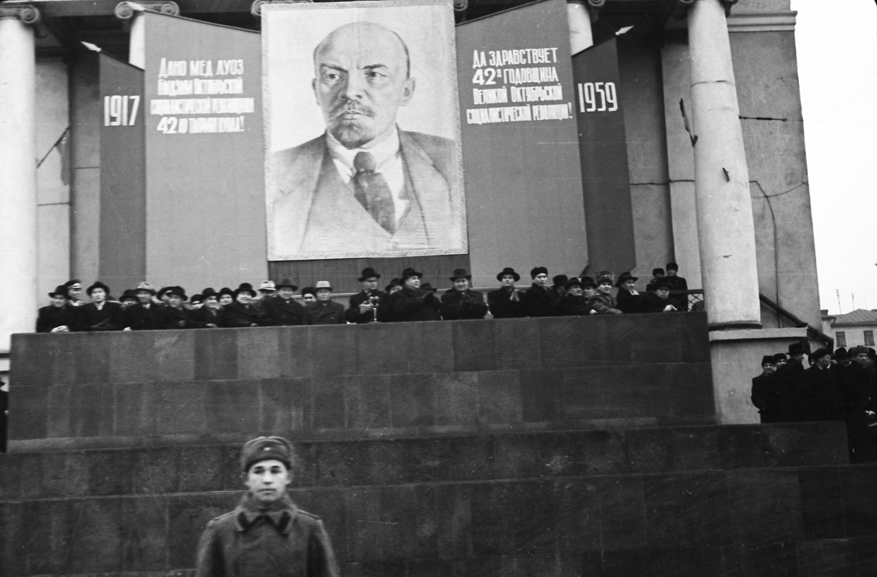 7 ноября 1959 г. Демонстрация в Ижевске. Фотография Ивана Егоровича Мохова. Памятника Сталину уже нет. Кинотеатр Колосс.