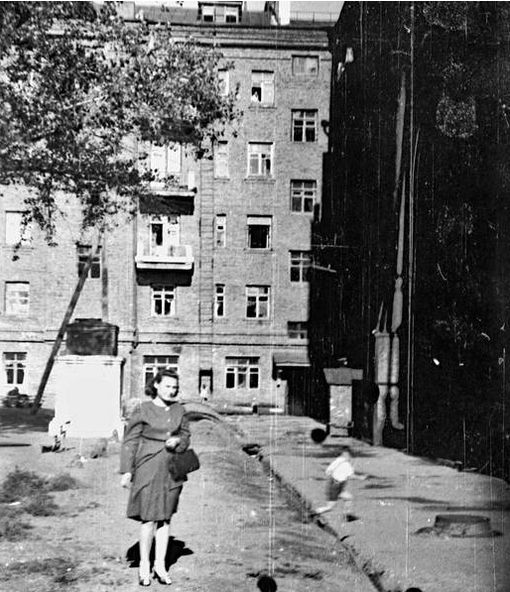 Во дворе дома №231. Конец 1940-х годов. Фото: Борис Мусиенко.