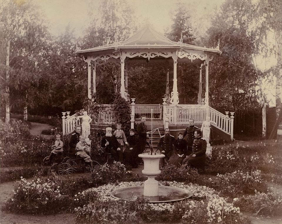 Семейство генерала Василия Новикова в тогда ещё дворянском Генеральском саду.