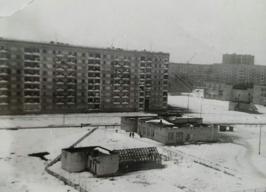 Улица 40 лет Победы Ижевск ("Старый аэропорт") - вдали школа №32, 1980-ые годы.