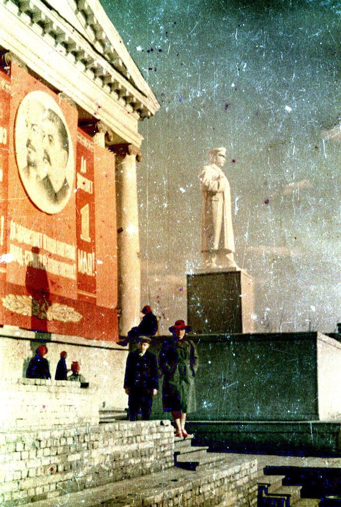 Памятник Сталину И.В. у кинотеатра "Колосс". Первое Мая 1954 г