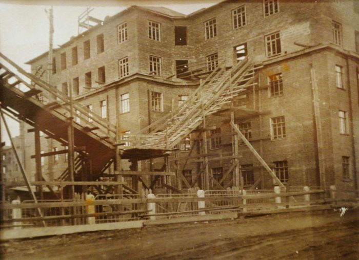 Строительство 3 и 4 этажей домов в квартале улиц Красная, Советская, К. Маркса, Ленина. Фото: 1934 год. Ижевск.