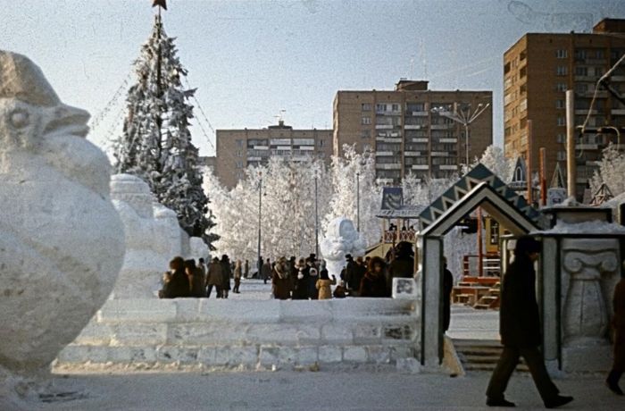 Новогодняя Центральная площадь. 14-этажки. 1992-1993. Ижевск.