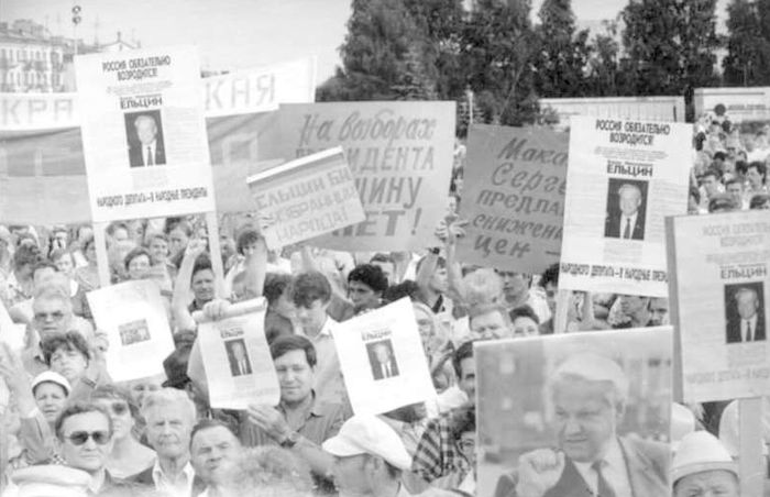 1991 года - Центральная площадь Ижевска - митинг в поддержку Бориса Ельцина
