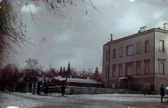 Здание Военного собрания. Полосатая будка полицейского. Фото: конец 19 - начало 20 вв. Ижевск.