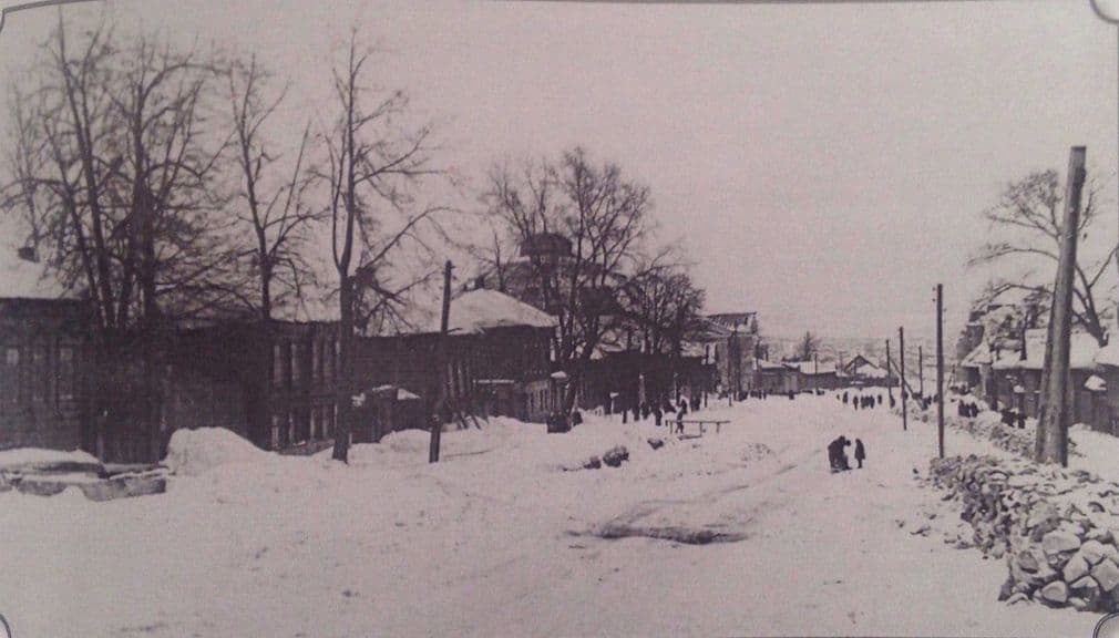 Улица Красноармейская в конце 1950-х годов. За крышами домов виднеется Ижевский цирк. Ижевск.
