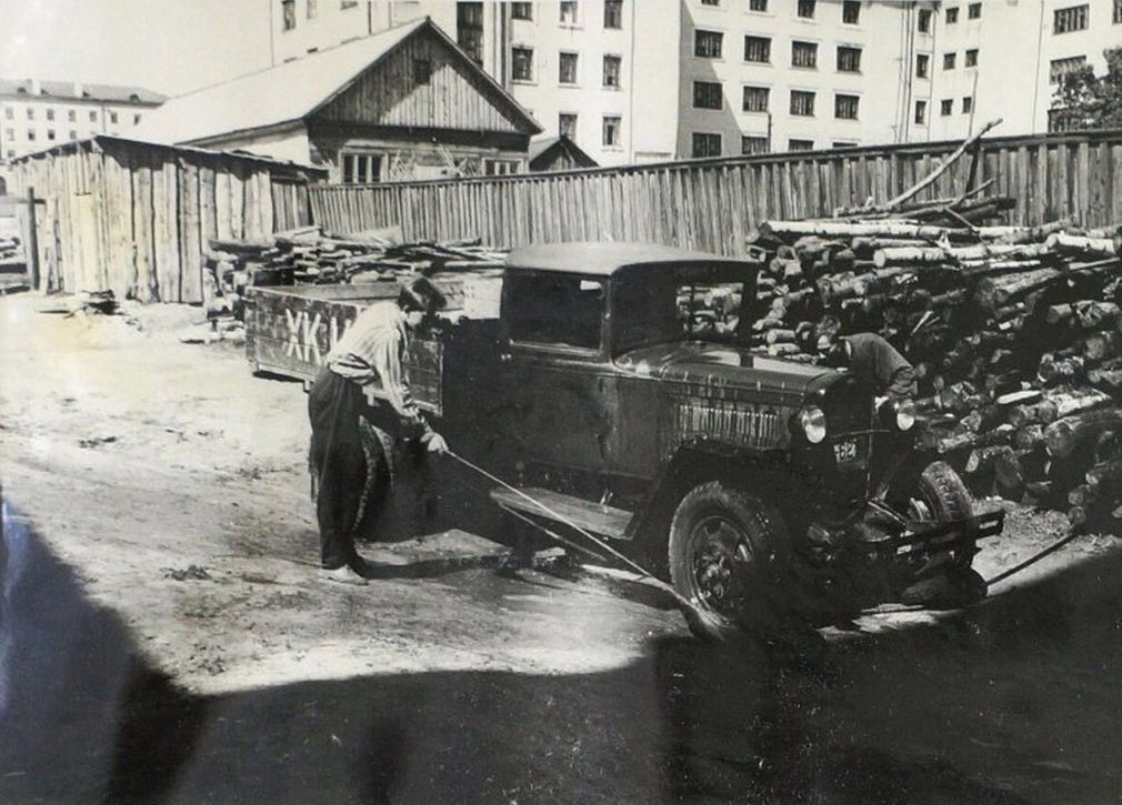 Мойка грузовика во дворе школы №30. Фото 1958 года. НМУР. Ижевск.