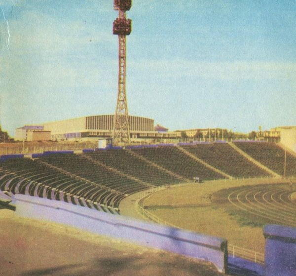 Трибуны стадиона Зенит. Фото: из книги О. Севрюкова Ижевск, 1972 г.