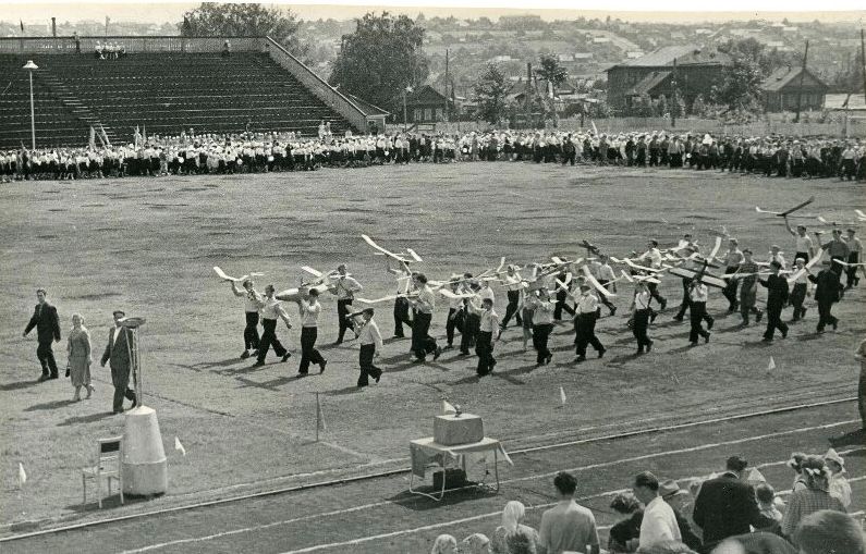 Участники парада фестиваля школьников в 1960 г. на ижевском стадионе "Зенит". Ижевск.