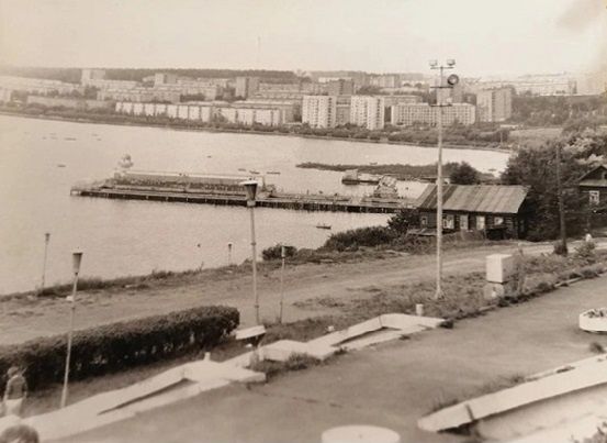 Водная станция, пруд, улица Милиционная, городок Металлургов с эспланады. 1980 год.