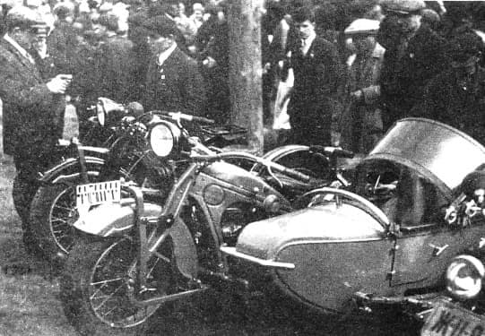 Шадрин И.Е. второй слева на выставке мотоциклов 1932 г.