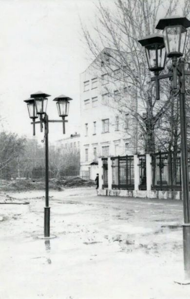 Ограда сквера. 20 апреля 1970 года.. Здание Военного собрания. Фото: НМУР