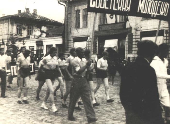 Парад ко Дню молодёжи в 1939 году по улице Горького в Ижевске.