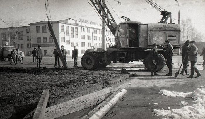 Весна 1978 г. Ижевск. Начало работ по строительству подземного перехода. 1-ый учебный корпус УдГу .