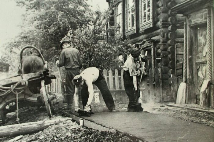 Асфальтирование тротуара. Удмуртская АССР. Камбарка, 1960-е гг.