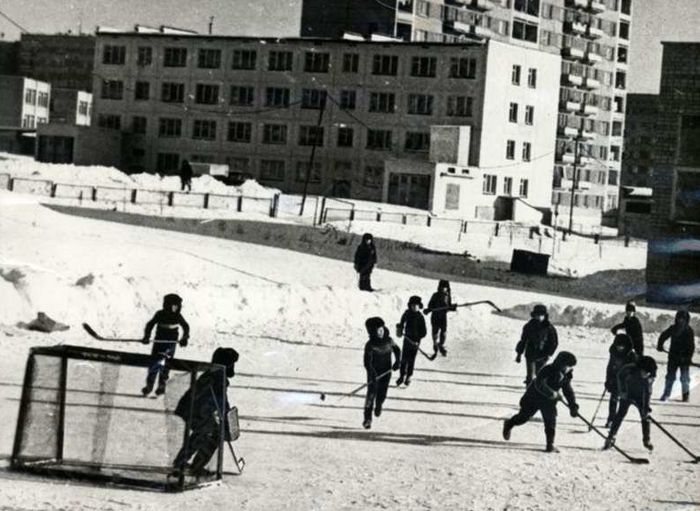 Школьники на дворовой хоккейной площадке в микрорайоне №6 (ул. Труда) г. Устинова (Ижевска). Фото 1987 года.